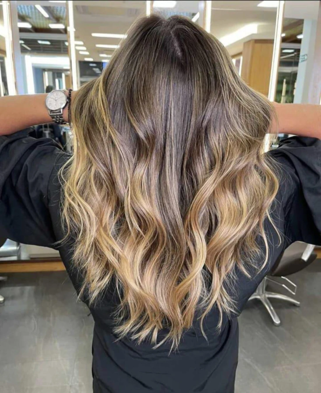 Cabelo transformado em Morena Iluminada Caramelo e Avelã